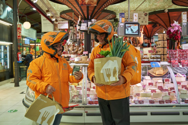 Repartidores de Just Eat en un mercado