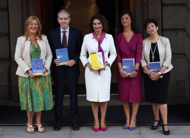 (I-D) La secretaria de Estado de Función Pública, Lidia Sánchez; el secretario de Estado de Hacienda, Jesús Gascón; la ministra de Hacienda, María Jesús Montero; la secretaria de Estado de Presupuestos y Gastos, María José Gualda y la subsecretaria de Hac