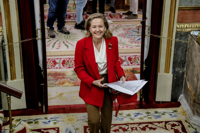La vicepresidenta primera y ministra de Asuntos Económicos y Transformación Digital, Nadia Calviño, a su llegada a una sesión plenaria en el Congreso de los Diputados, a 3 de noviembre de 2022, en Madrid (España).