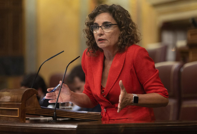 La ministra de Hacienda, María Jesús Montero, durante un debate de totalidad del Proyecto de Ley de Presupuestos Generales del Estado para el año 2023, en el Congreso de los Diputados, a 26 de octubre de 2022, en Madrid (España).  A pesar de las siete enm