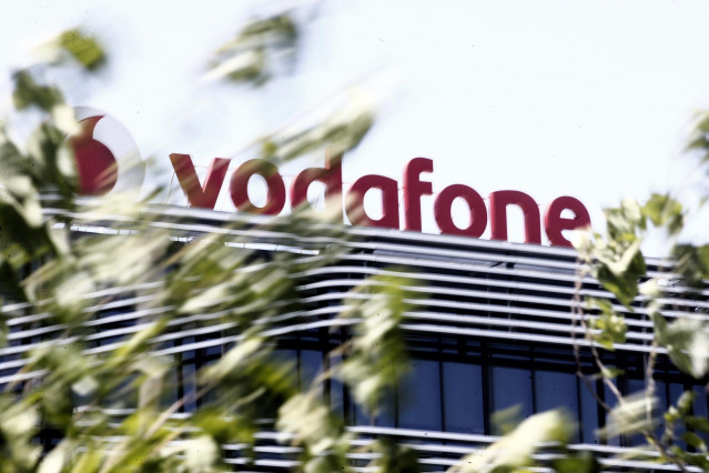 Archivo - Logo de Vodafone en el edificio de la compañía telefónica en Madrid, situada en Avenida de América, 115,