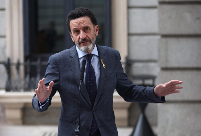 Archivo - El vicesecretario general de Ciudadanos y portavoz en el Congreso, Edmundo Bal, ofrece declaraciones a los medios durante una sesión plenaria.