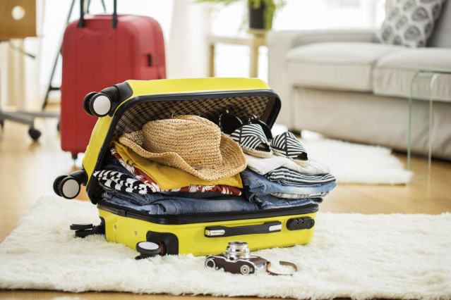 Archivo - Preparation travel suitcase at home