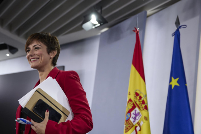 La ministra Portavoz y de Política Territorial, Isabel Rodríguez, después de una rueda de prensa posterior a la reunión del Consejo de Ministros, en el Palacio de La Moncloa, a 31 de octubre de 2022, en Madrid (España). El Consejo de Ministros ha aprobado