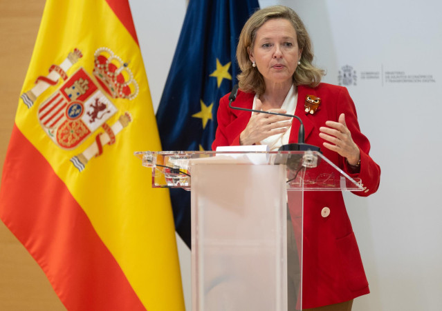 La vicepresidenta primera y ministra de Asuntos Económicos y Transformación Digital, Nadia Calviño, realiza declaraciones tras  reunirse con el comisario europeo de Presupuesto y Administración en la sede del Ministerio, a 3 de noviembre de 2022, en Madri