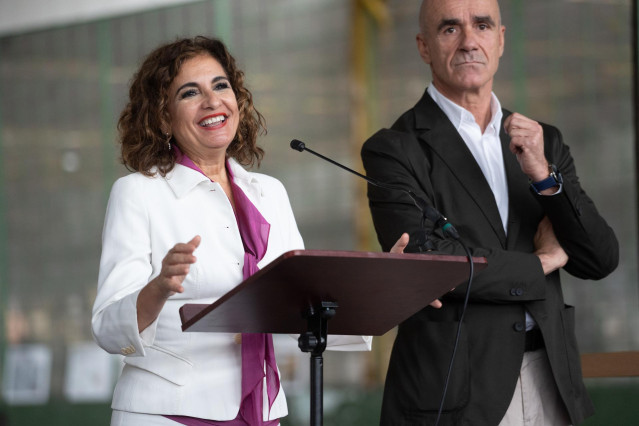 La ministra de Hacienda y Función Pública María Jesús Montero atiende a los medios este viernes en Sevilla.