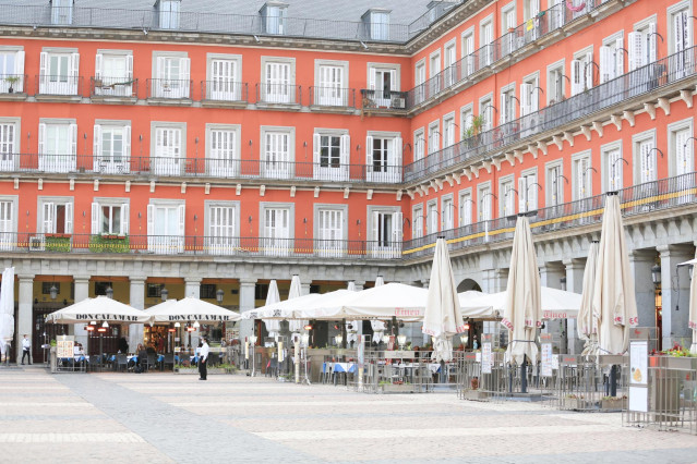 Archivo - Terrazas de bares en la Plaza Mayor de Madrid
