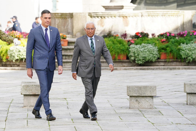 El primer ministro de Portugal, Antonio Costa (d) y el presidente del Gobierno, Pedro Sánchez (i), a su llegada a la XXXIII Cumbre Hispano-Portuguesa en la Pousada de Viana do Castelo, a 4 de noviembre de 2022, en Viana do Castelo (Portugal).