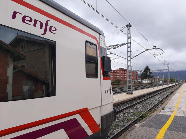 Tren de Renfe en la estación de Reinosa. Cercanías. Transporte público