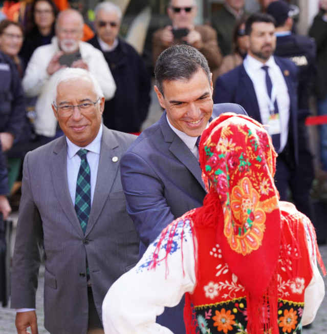 El presidente del Gobierno, Pedro Sánchez (d), saluda a su llegada a la XXXIII Cumbre Hispano-Portuguesa en la Pousada de Viana do Castelo