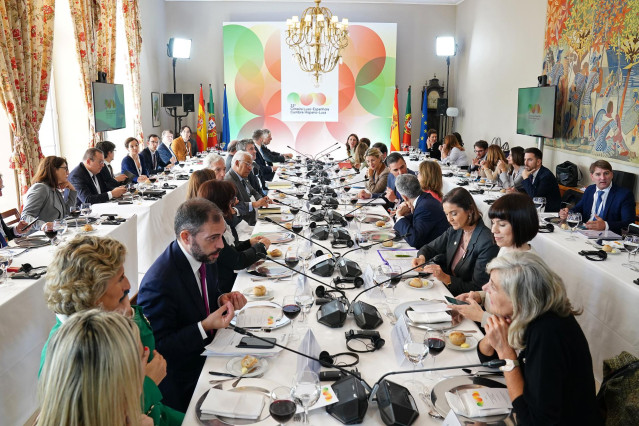 Asistentes durante una comida tras la XXXIII Cumbre Hispano-Portuguesa en la Pousada de Viana do Castelo, a 4 de noviembre de 2022, en Viana do Castelo (Portugal).