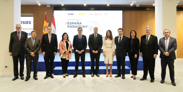 Participantes en el encuentro con el presidente de Paraguay, Mario Abdo Benítez, en la sede de CEOE