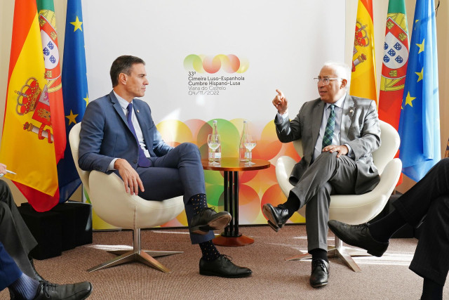El primer ministro de Portugal, Antonio Costa (d) y el presidente del Gobierno, Pedro Sánchez (i), se reúnen en la XXXIII Cumbre Hispano-Portuguesa en la Pousada de Viana do Castelo, a 4 de noviembre de 2022, en Viana do Castelo (Portugal).