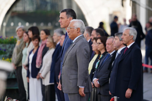 El primer ministro de Portugal, Antonio Costa (d) y el presidente del Gobierno, Pedro Sánchez (i), posan a su llegada a la XXXIII Cumbre Hispano-Portuguesa en la Pousada de Viana do Castelo