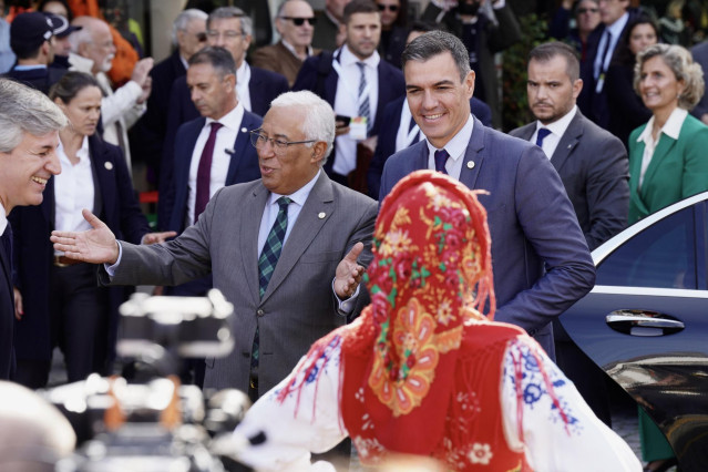 El primer ministro de Portugal, Antonio Costa (i) y el presidente del Gobierno, Pedro Sánchez (d), a su llegada a la XXXIII Cumbre Hispano-Portuguesa en la Pousada de Viana do Castelo, a 4 de noviembre de 2022, en Viana do Castelo (Portugal). Durante la c