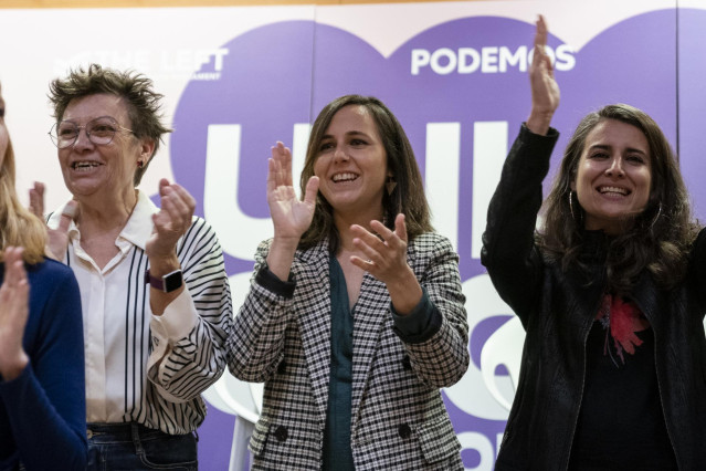 La ministra de Derechos Sociales y Agenda 2030, Ione Belarra (c), aplaude en la inauguración de la ‘Universidad de Otoño’ en la Facultad de Ciencias Políticas de la UCM, a 4 de noviembre de 2022, en Madrid (España).