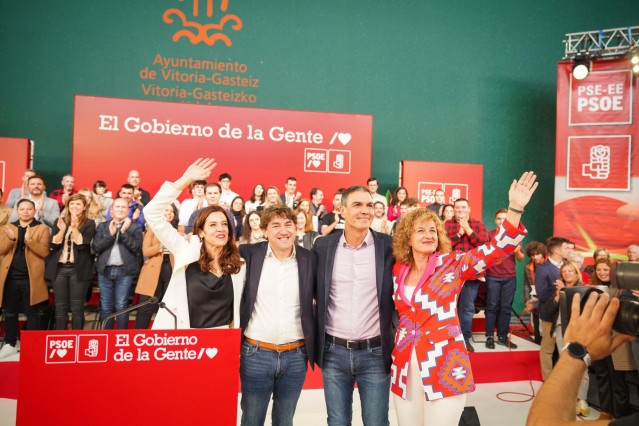 La candidata a alcaldesa de VitoriaMaider Etxebarria; Eneko Andueza, secretario del PSE; el secretario general del PSOE y presidente del Gobierno, Pedro Sánchez, y la candidata como diputada general de Álava, Cristina González, en un acto en Vitoria