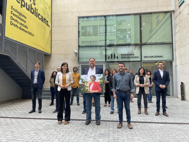 El líder de ERC, Oriol Junqueras, con la foto de la secretaria general del partido, Marta Rovira, acompañado del presidente de la Generalitat, Pere Aragonès, y Marta Vilalta en la presentación de su candidatura a la Ejecutiva de ERC. ARCHIVO.