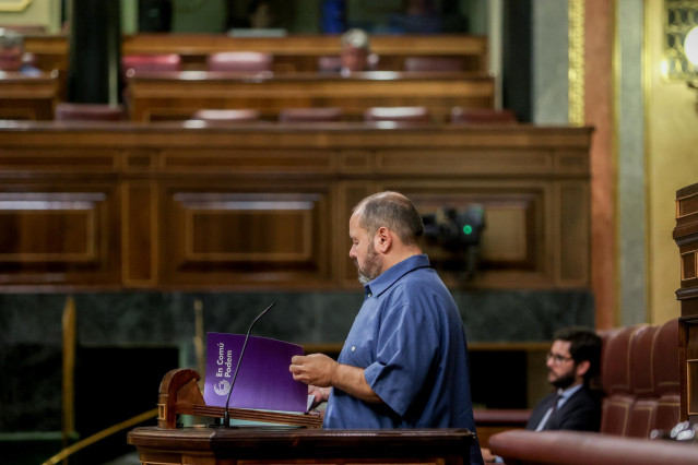 Archivo - El diputado de En Comú Podem, Joan Mena Arca, interviene durante una sesión plenaria, en el Congreso de los Diputados, a 20 de septiembre de 2022, en Madrid (España). Durante el pleno tienen previsto debatir la reforma planteada por el PP para p