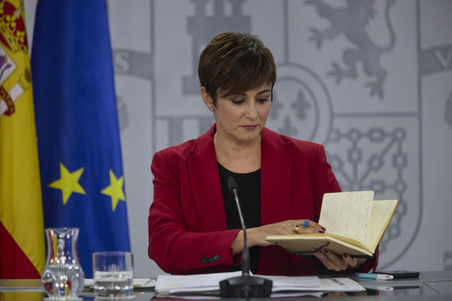 La ministra Portavoz y de Política Territorial, Isabel Rodríguez, ofrece una rueda de prensa posterior a la reunión del Consejo de Ministros, en el Palacio de La Moncloa, a 31 de octubre de 2022, en Madrid (España). El Consejo de Ministros ha aprobado el