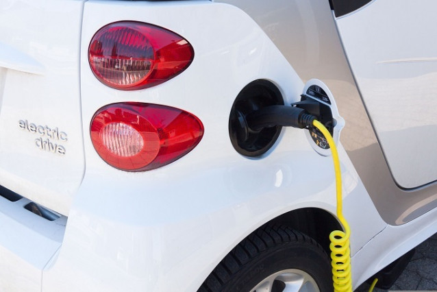 Archivo - Vehículo eléctrico cargando