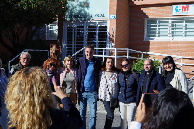 El secretario general del PSOE, Juan Lobato, durante una visita a Daganzo