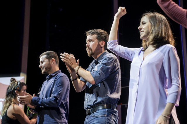 (I-D)El presidente del partdo brasileño Socialismo y Libertad, Juliano Medeiros; el exlíder de Podemos, Pablo Iglesias; y la ministra de Derechos Sociales y Agenda 2030, Ione Belarra, en el acto de de la 'Uni de otoño' en el Teatro Coliseum, a 6 de noviem
