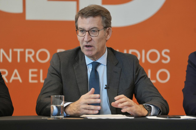 El presidente del PP, Alberto Feijóo, durante un encuentro con empresarios del Centro de estudios para el desarrollo, en Montevideo (Uruguay).