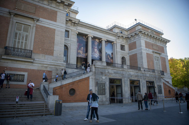 Varias personas a la entrada del Museo del Prado, a 5 de noviembre de 2022, en Madrid (España).