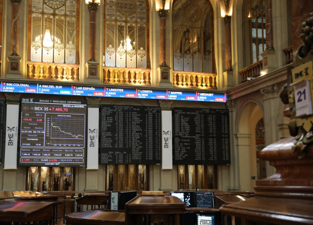 Vista de varios paneles del Ibex 35 en el Palacio de la Bolsa, a 21 de octubre de 2022, en Madrid (España).