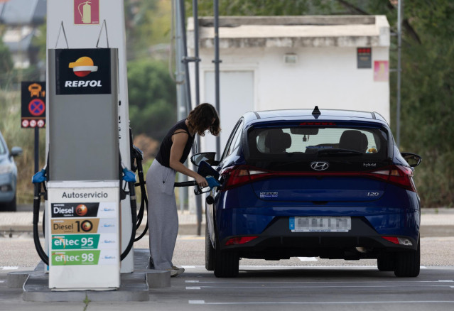 Una persona reposta su vehículo en una gasolinera