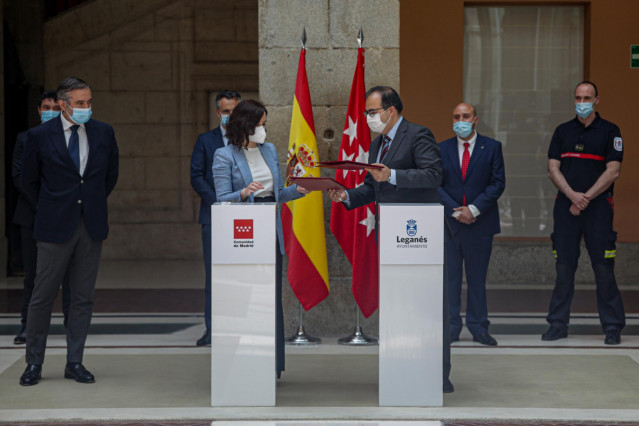 Archivo - La presidenta de la Comunidad, Isabel Díaz Ayuso, y el alcalde de Leganés, Santiago Llorente, durante la firma del Convenio de Transparencia y Financiación para la integración en ASEM112. Archivo.
