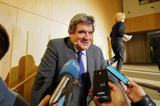 El ministro de Inclusión, Seguridad Social y Migraciones, José Luis Escrivá, ofrece declaraciones a los medios en una imagen de archivo.