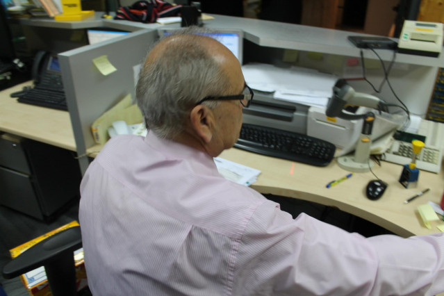 Archivo - Un hombre trabajando en una oficina
