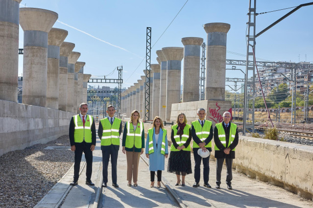 Álvaro Aresti (2i); Paloma Martín (3i); Raquel Sánchez (c), y  la presidenta de Adif, María Luisa Domínguez (3d), durante la visita a la obra