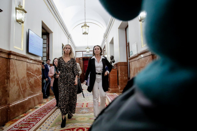 La portavoz parlamentaria del PP, Cuca Gamarra, a su salida de una sesión plenaria en el Congreso de los Diputados, a 3 de noviembre de 2022, en Madrid (España). El Pleno del C, ongreso vota la convalidación del decreto ley que implanta medidas para abara