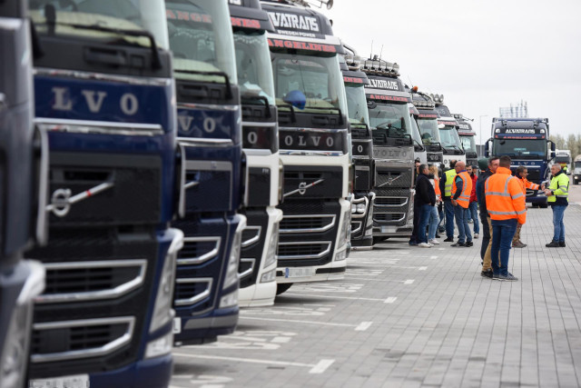 Archivo - Varios transportistas y camiones estacionados en las inmediaciones del Wanda Metropolitano