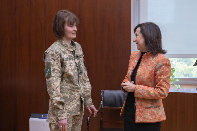La ministra de Defensa, Margarita Robles, junto a la coronel ucraniana Yulia Tapaciok