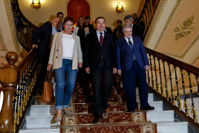 (I-D) La alcaldesa de Jumilla, Juana Guardiola, el ministro de Agricultura, Pesca y Alimentación, Luis Planas y el delegado del Gobierno en la Región de Murcia, José Vélez, durante su visita al Ayuntamiento de Jumilla