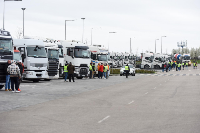 Archivo - Varios camiones estacionados en las inmediaciones del Wanda Metropolitano