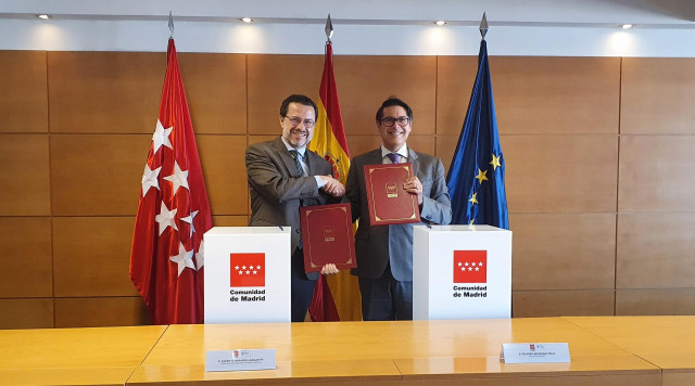El consejero de Economía, Hacienda y Empleo, Javier Fernández-Lasquetty, y el vicepresidente del BEI, Ricardo Mourinho, firman un acuerdo para financiar con 372 millones de euros la L11 de Metro de Madrid