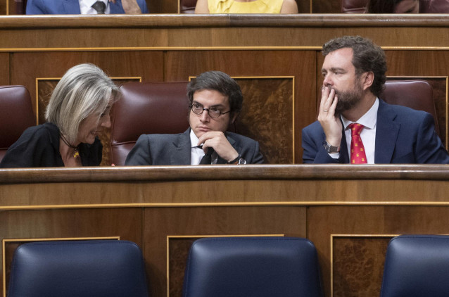 Archivo - El secretario general de Vox, José María Figaredo (c) y el portavoz del Grupo Parlamentario Vox, Iván Espinosa de los Monteros (d), durante una sesión plenaria, en el Congreso de los Diputados, a 15 de septiembre de 2022, en Madrid (España).