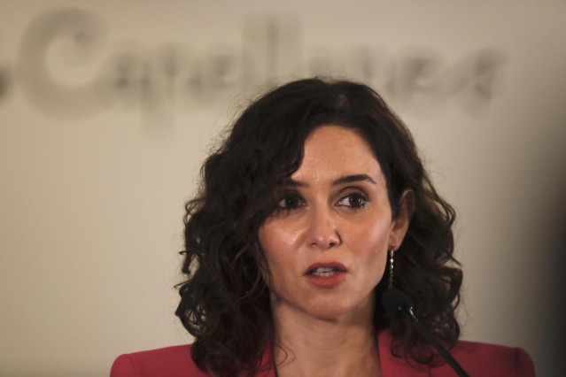 La presidenta de la Comunidad, Isabel Díaz Ayuso, interviene durante su visita a los distintos obradores y zonas de preparación de alimentos de Viena Capellanes, a 7 de noviembre de 2022, en Alcorcón, Madrid (España).