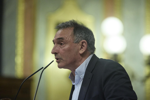 El secretario de Estado para la Agenda 2030 y secretario general del PCE, Enrique Santiago, interviene durante una sesión plenaria en el Congreso de los Diputados, a 27 de octubre de 2022, en Madrid (España).