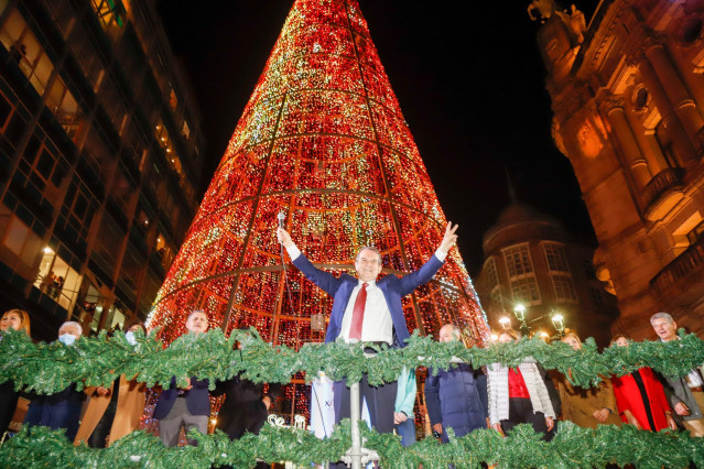 Archivo - El alcalde de Vigo, Abel Caballero, durante el encendido de las luces navideñas, a 20 de noviembre de 2021, en Vigo, Pontevedra, Galicia (España). La ciudad cuenta para estas navidades con una gran noria y una pista de hielo de 12 metros, además