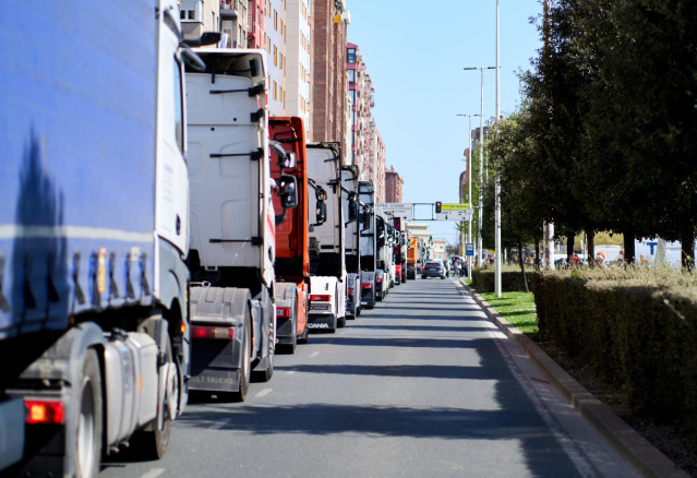 Archivo - Varios camiones en una marcha convocada desde el polígono de Raos hasta el Centro Botín el pasado mes de marzo