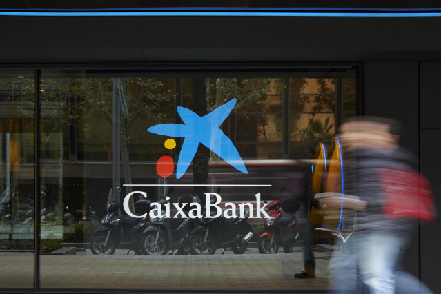 Archivo - Oficina de CaixaBank.