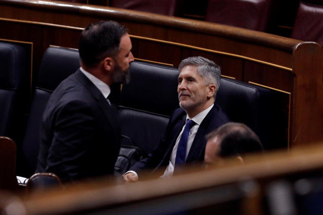 Archivo - El líder de Vox, Santiago Abascal (i), pasa ante el ministro de Interior, Fernando Grande-Marlaska