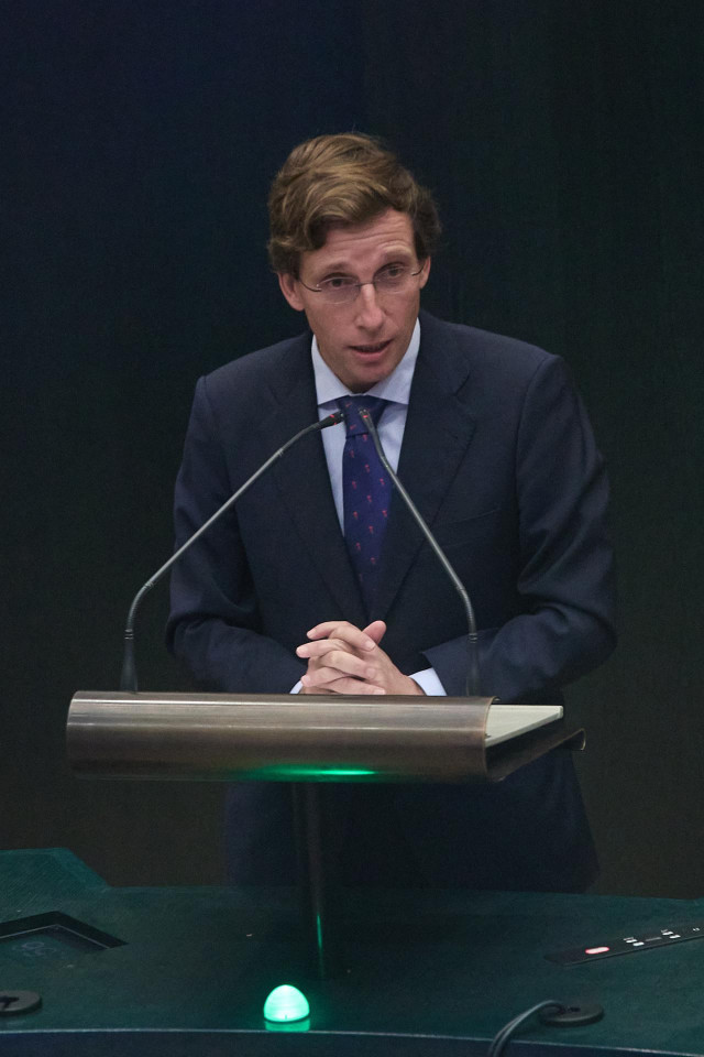 El alcalde de Madrid, José Luis Martínez-Almeida, interviene durante una sesión ordinaria del Pleno Municipal.