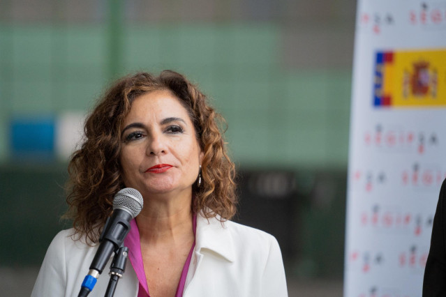 La ministra de Hacienda y Función Pública María Jesús Montero atiende a los medios, a 4 de noviembre de 2022 en Sevilla, (Andalucía, España). El alcalde de Sevilla, Antonio Muñoz, presenta el proyecto para la recuperación de las antiguas naves de Hytasa y